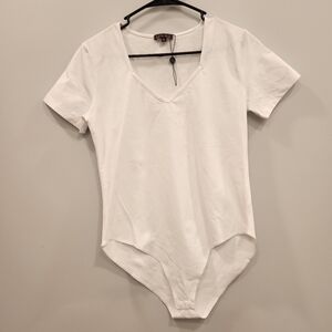 Kimi + Kai White NWOT Snap Bodysuit XL